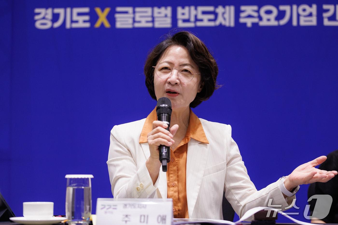 본문 이미지 - 27일 오전 성남시 더블트리 바이 힐튼 판교에서 열린 경기도-글로벌 반도체 주요기업 간담회에서 추미애 경기도지사가 인사말을 하고 있다.(경기도 제공. 재판매 및 DB금지)