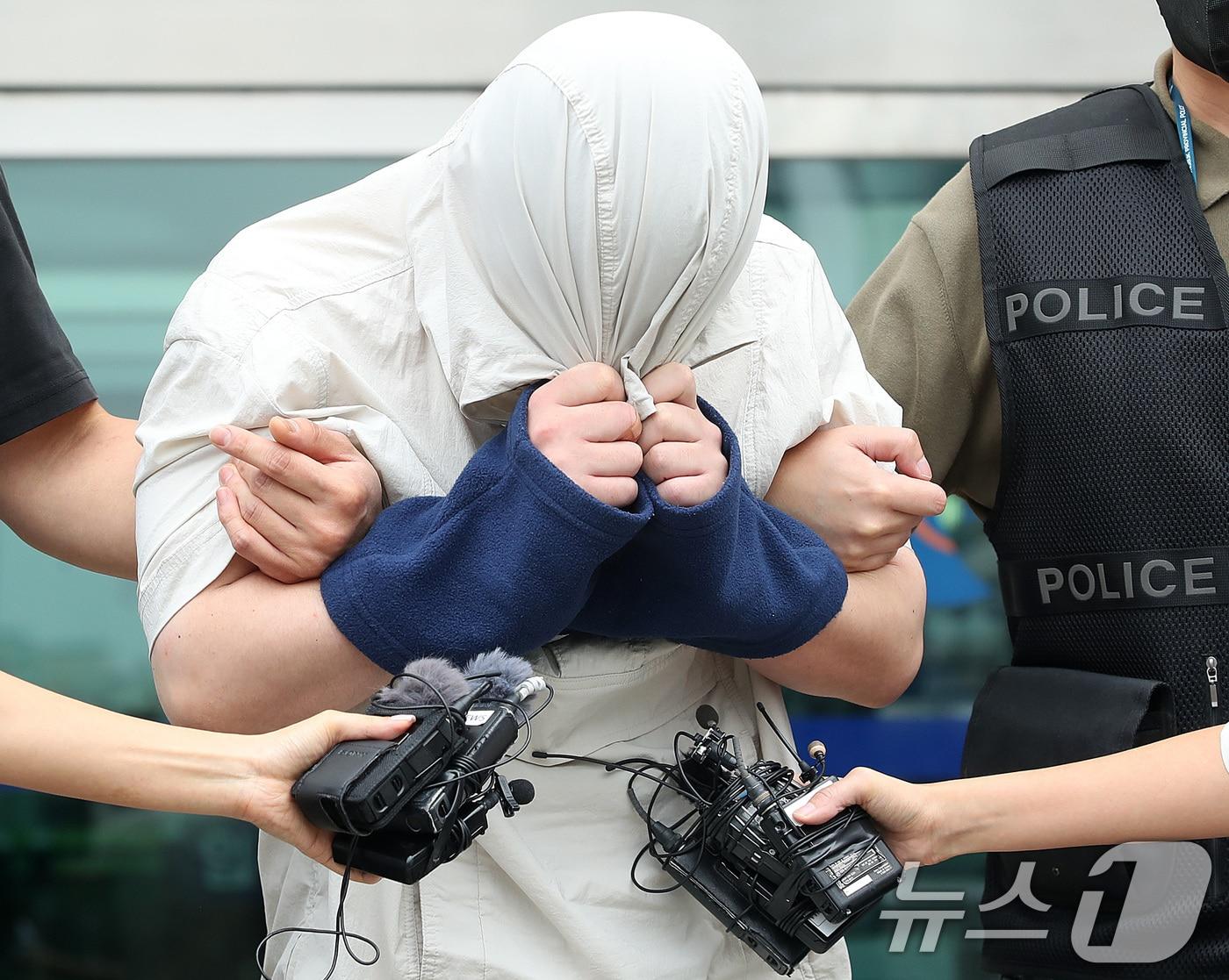 본문 이미지 - 20대 중국인 여성 유학생을 살해한 혐의(살인 등)를 받는 A 씨가 27일 오전 구속 전 피의자 심문(영장실질심사)을 마친 뒤 대구지방법원을 나서고 있다. 2026.8.27 ⓒ 뉴스1 공정식 기자