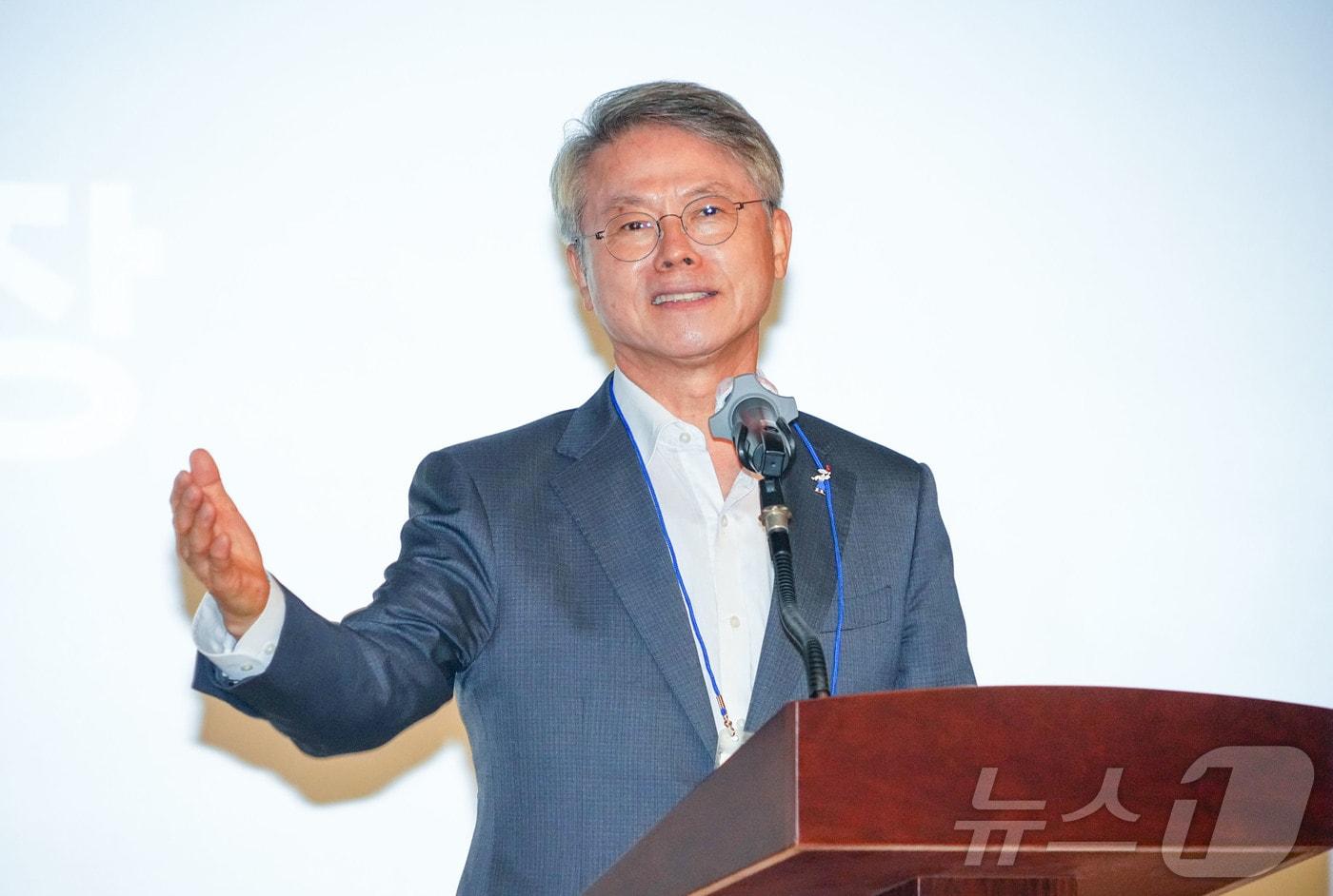본문 이미지 - 민형배 전남광주통합특별시장이 27일 오전 광산구 하남산단 삼성전자 광주제2캠퍼스 글로벌트레이닝센터에서 열린 '대중소상생형 스마트공장 킥오프' 행사에 참석해 축사를 하고 있다.(전남광주통합특별시 제공. 재판매 및 DB금지) 2026.8.27 