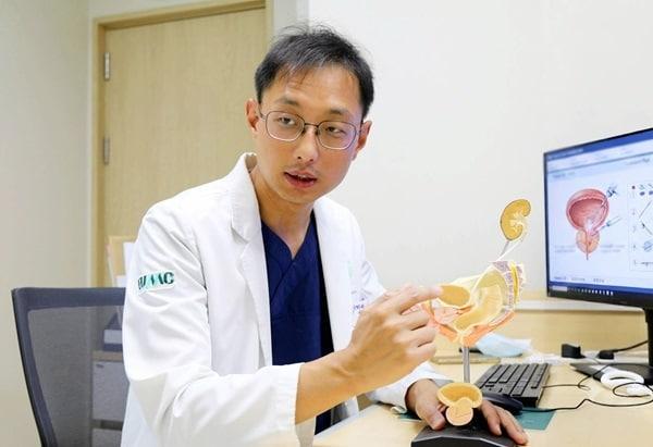 본문 이미지 - 류호영 이대목동병원 비뇨의학과 교수가 인터뷰를 하고 있다. (이화의료원 제공)