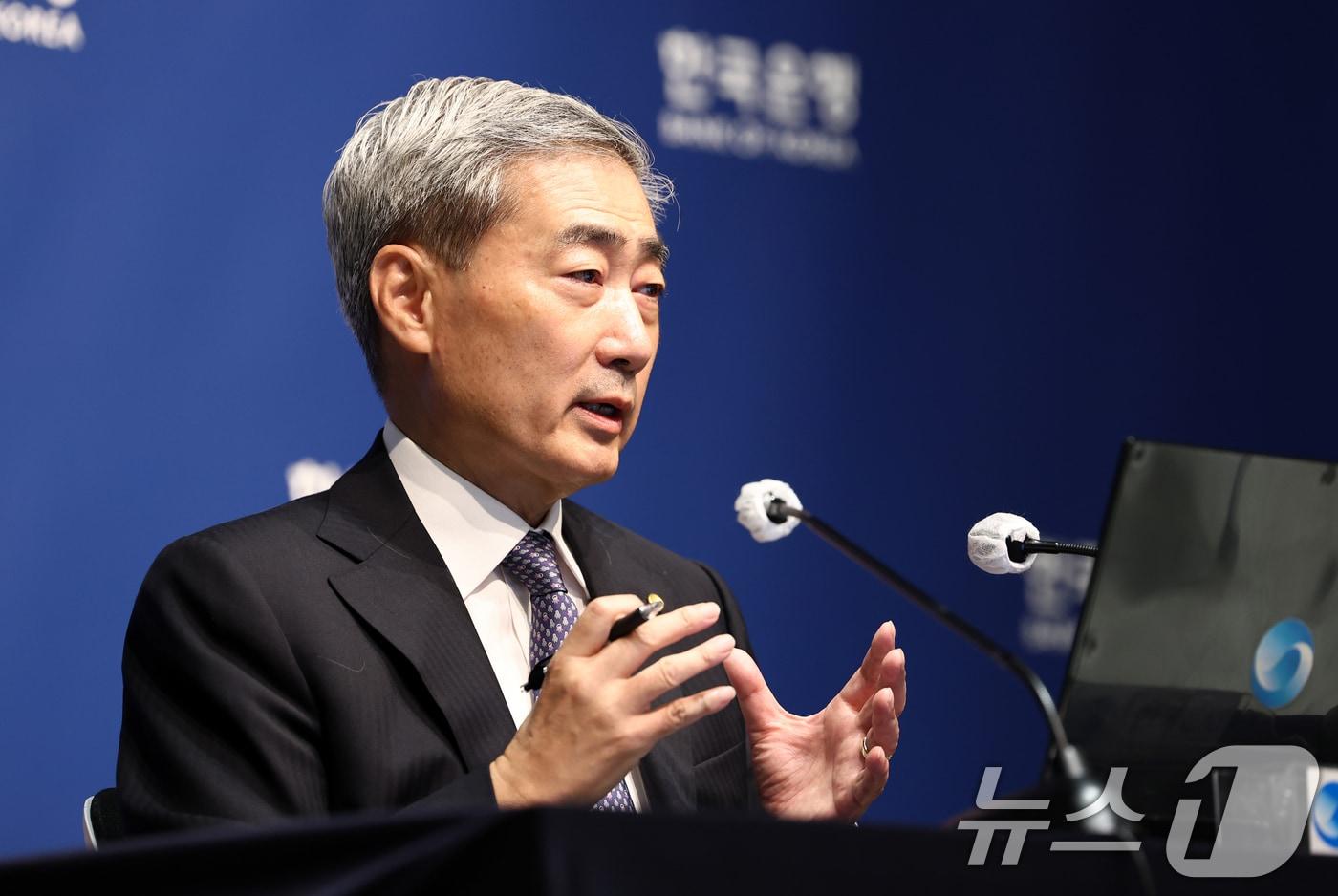본문 이미지 - 신현송 한국은행 총재가 27일 서울 중구 한국은행에서 열린 금융통화위원회 통화정책방향 기자간담회에서 발언하고 있다. ⓒ 뉴스1 최지환 기자