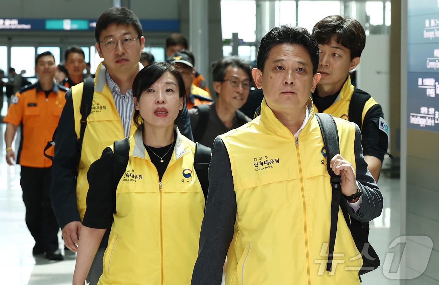 본문 이미지 - 네팔 라수와 지역에서 발생한 홍수로 한국인 9명의 연락이 끊기고 10명이 고립돼 지원을 하기 위해 임상우 정부합동 신속대응팀 단장 등이 27일 오후 인천국제공항을 통해 출국하고 있다. 2026.8.27 ⓒ 뉴스1 김민지 기자