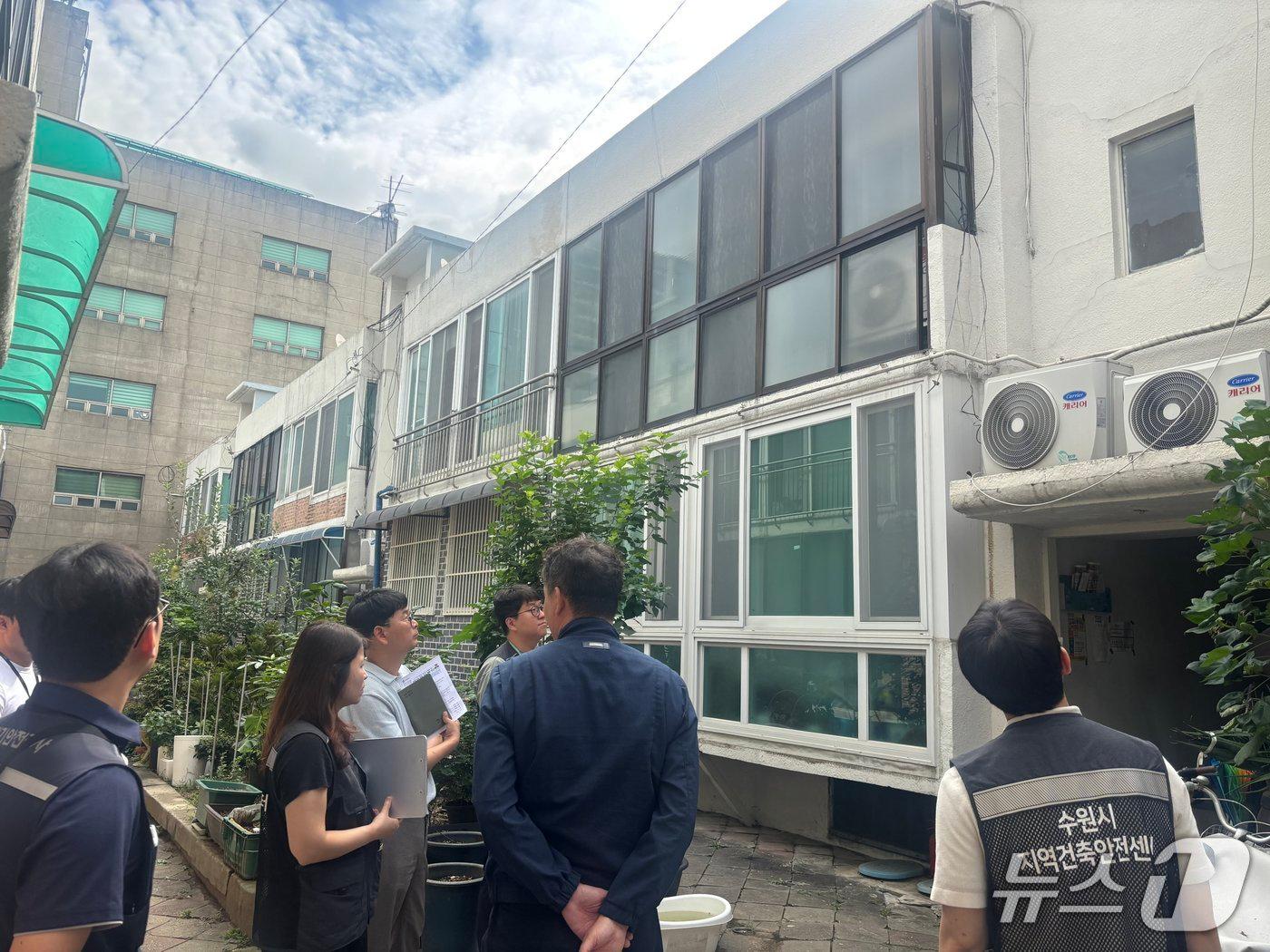 본문 이미지 - 경기 수원시가 26일 한국전력공사, 한국전기안전공사가 노후 소규모 공동주택 전기시설을 점검하고 있다. (수원시 제공. 재판매 및 DB 금지) 2026.8.27/뉴스1
