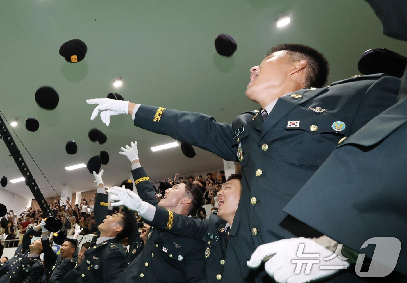 본문 이미지 - 27일 경기 광주시 육군 특수전학교에서 열린 '특전부사관 264기 임관식'을 마친 신임 특전부사관들이 기뻐하고 있다. 2026.8.27 ⓒ 뉴스1 김영운 기자
