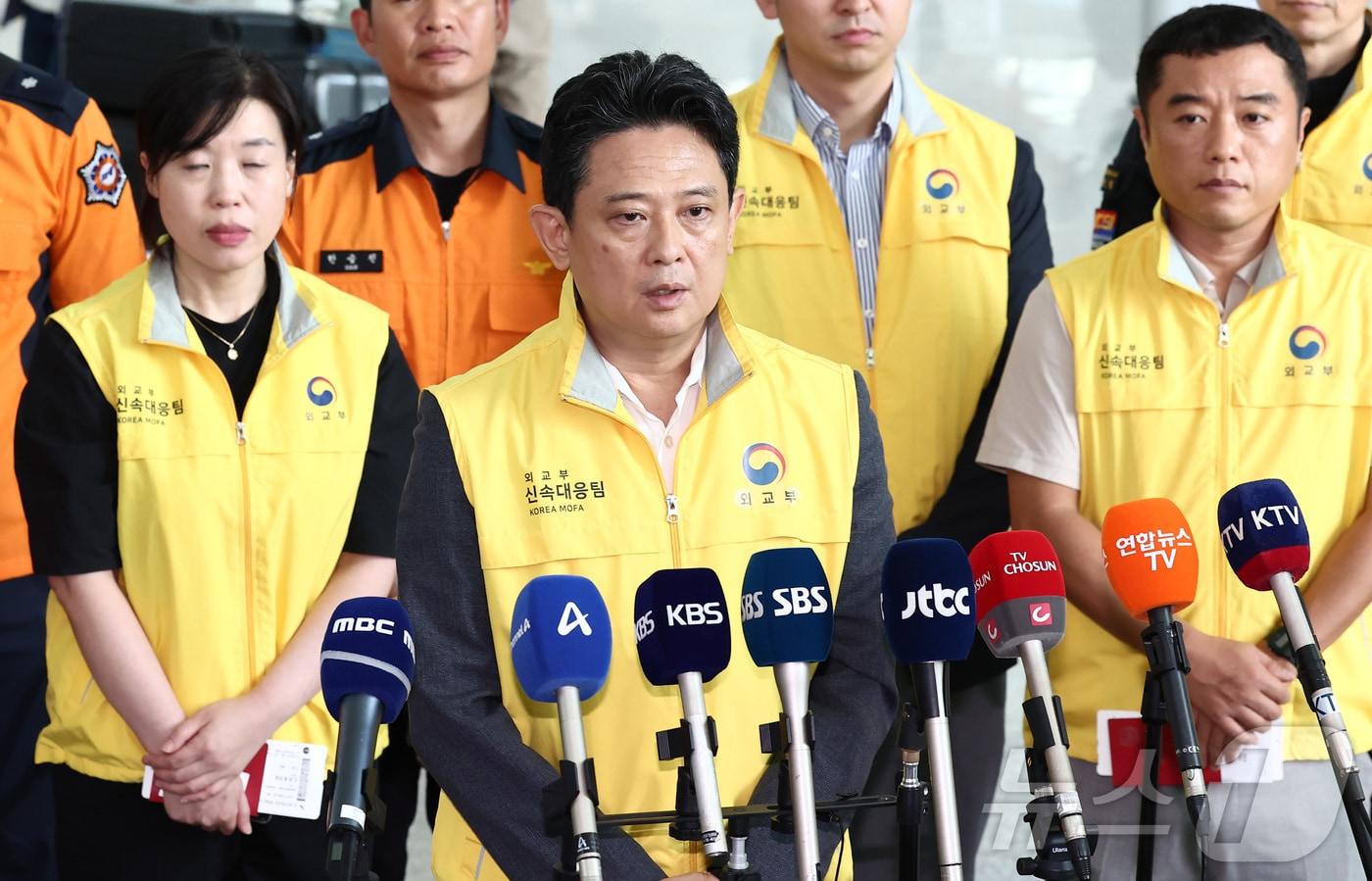 본문 이미지 - 네팔 라수와 지역에서 발생한 홍수로 한국인 9명의 연락이 끊기고 10명이 고립돼 지원을 하기 위해 임상우 정부합동 신속대응팀 단장이 27일 오후 인천국제공항을 통해 출국 전 브리핑을 하고 있다. 2026.8.27 ⓒ 뉴스1 김민지 기자