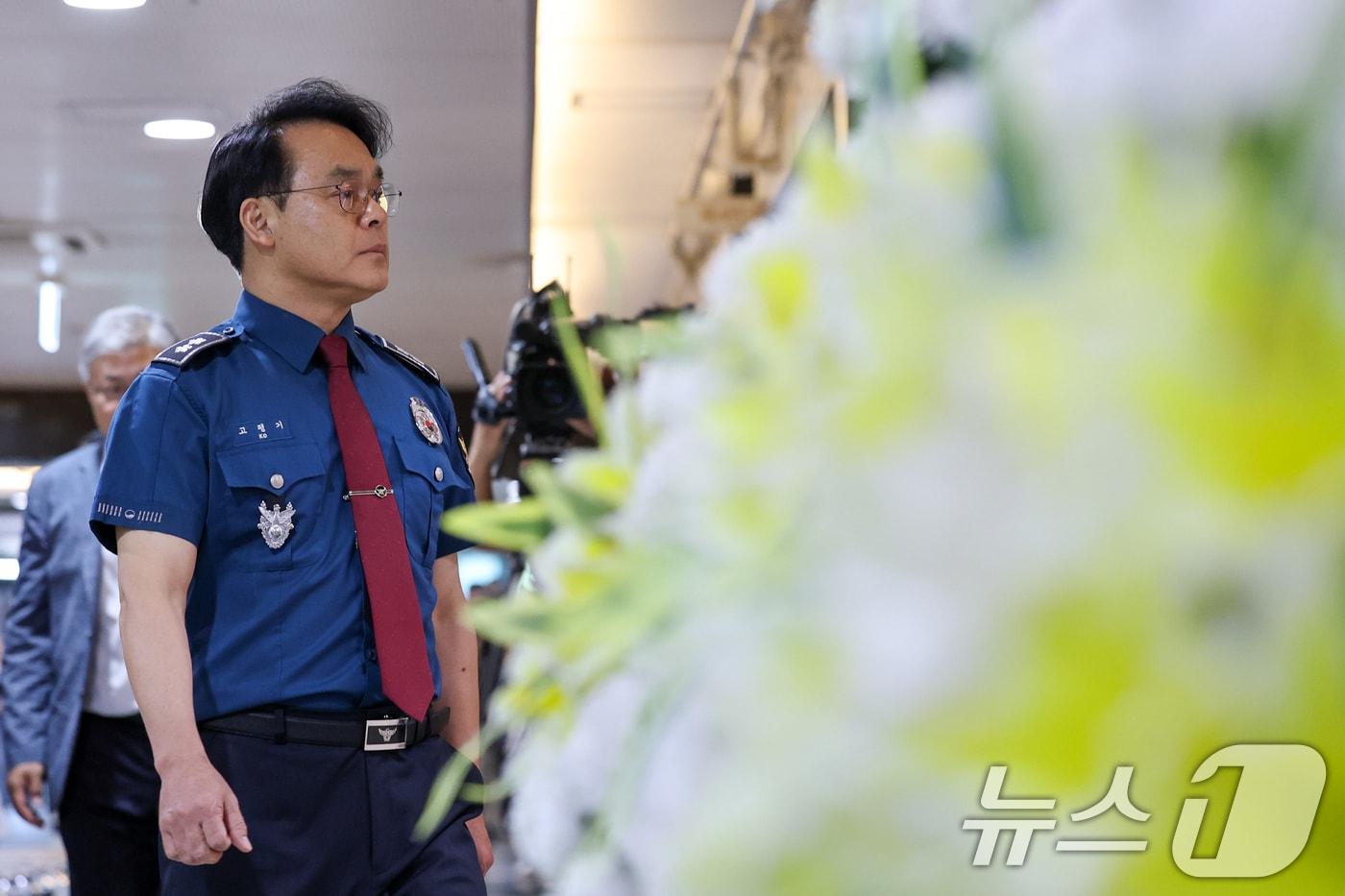 본문 이미지 - 고평기 제주경찰청장이 27일 제주서부경찰서 소속 부 모 경장의 실종신고 허위종결 사건 피해자 장 모씨의 빈소가 마련된 제주시 중앙병원 장례식장을 찾아 조문하기 위해 빈소에 들어서고 있다. 2026.8.27 ⓒ 뉴스1 안은나 기자