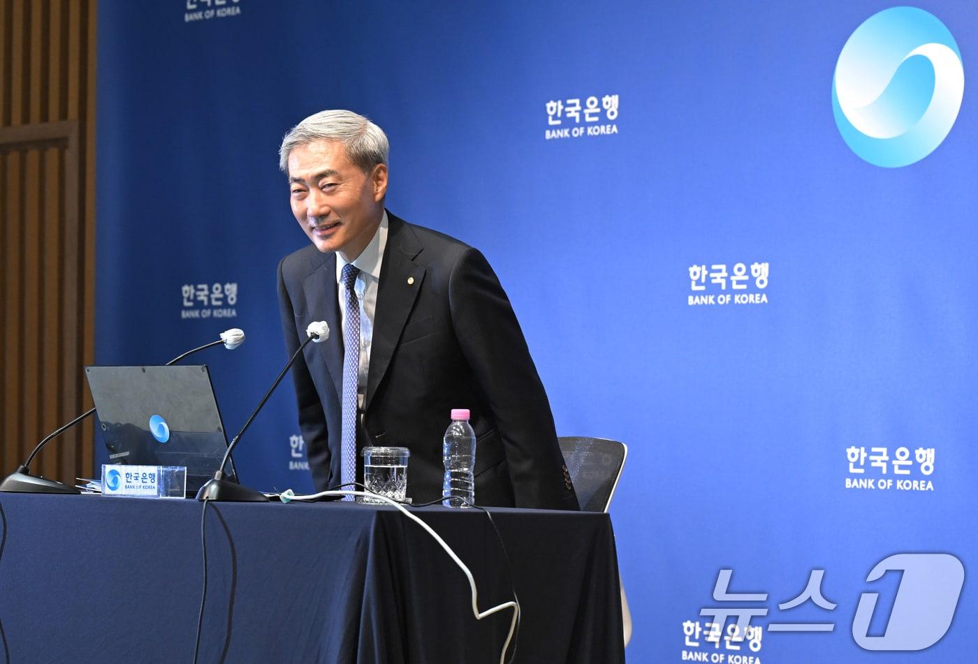 본문 이미지 - 신현송 한국은행 총재가 27일 서울 중구 한국은행에서 열린 금융통화위원회 통화정책방향 기자간담회에서 취재진을 향해 인사하고 있다. 2026.8.27 ⓒ 뉴스1