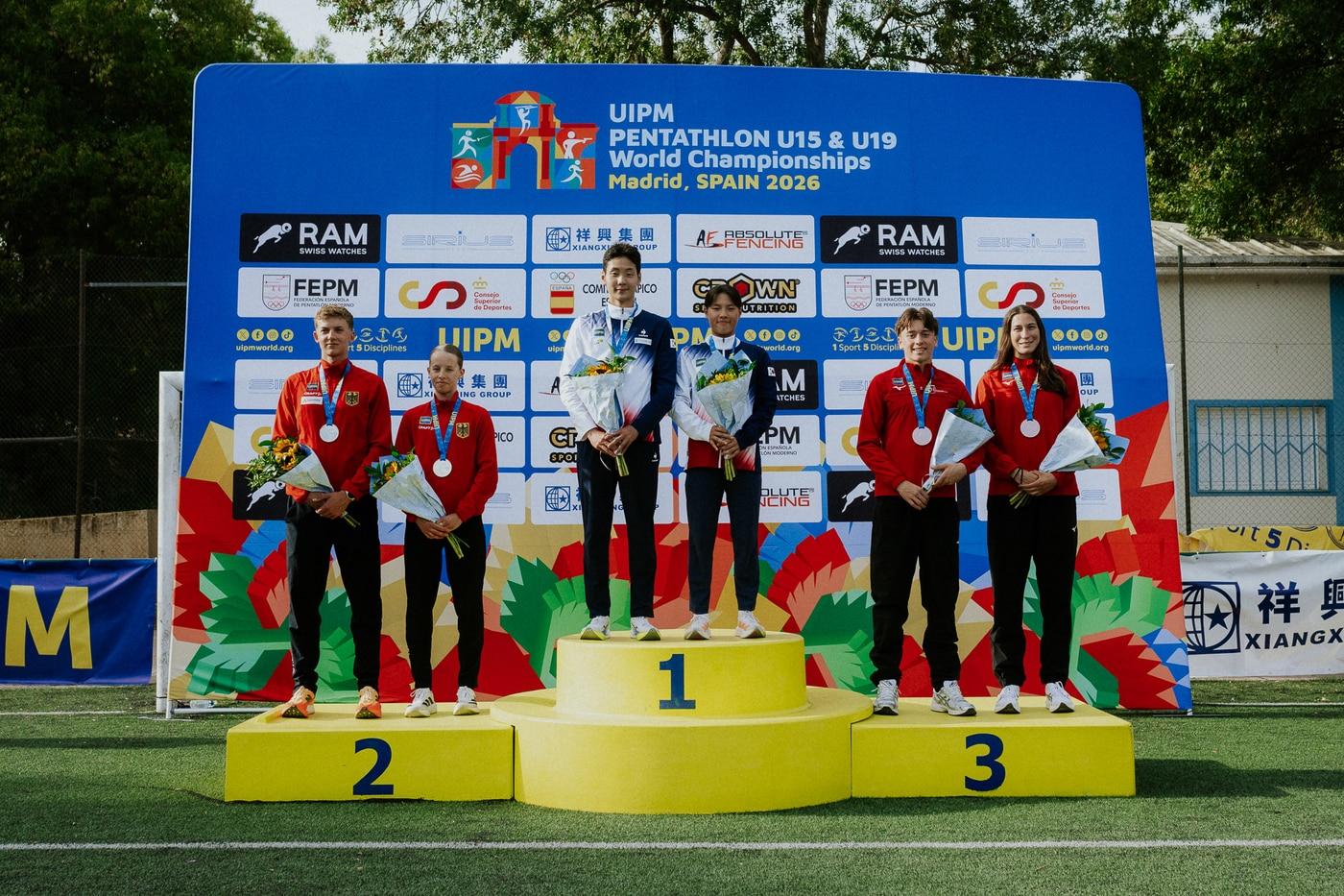 본문 이미지 - 박세찬과 김가연이 U-19 근대5종 세계선수권 혼성 계주에서 금메달을 차지했다. (대한근대5종연맹 제공)