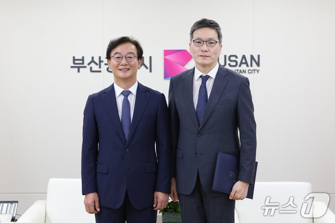 본문 이미지 - 부산시청 의전실에서 열린 금융창업정책관 임용장 수여식에서 전재수 부산시장과 이동엽 금융창업정책관이 기념사진을 찍고 있다.(부산시 제공. 재판매 및 DB금지)