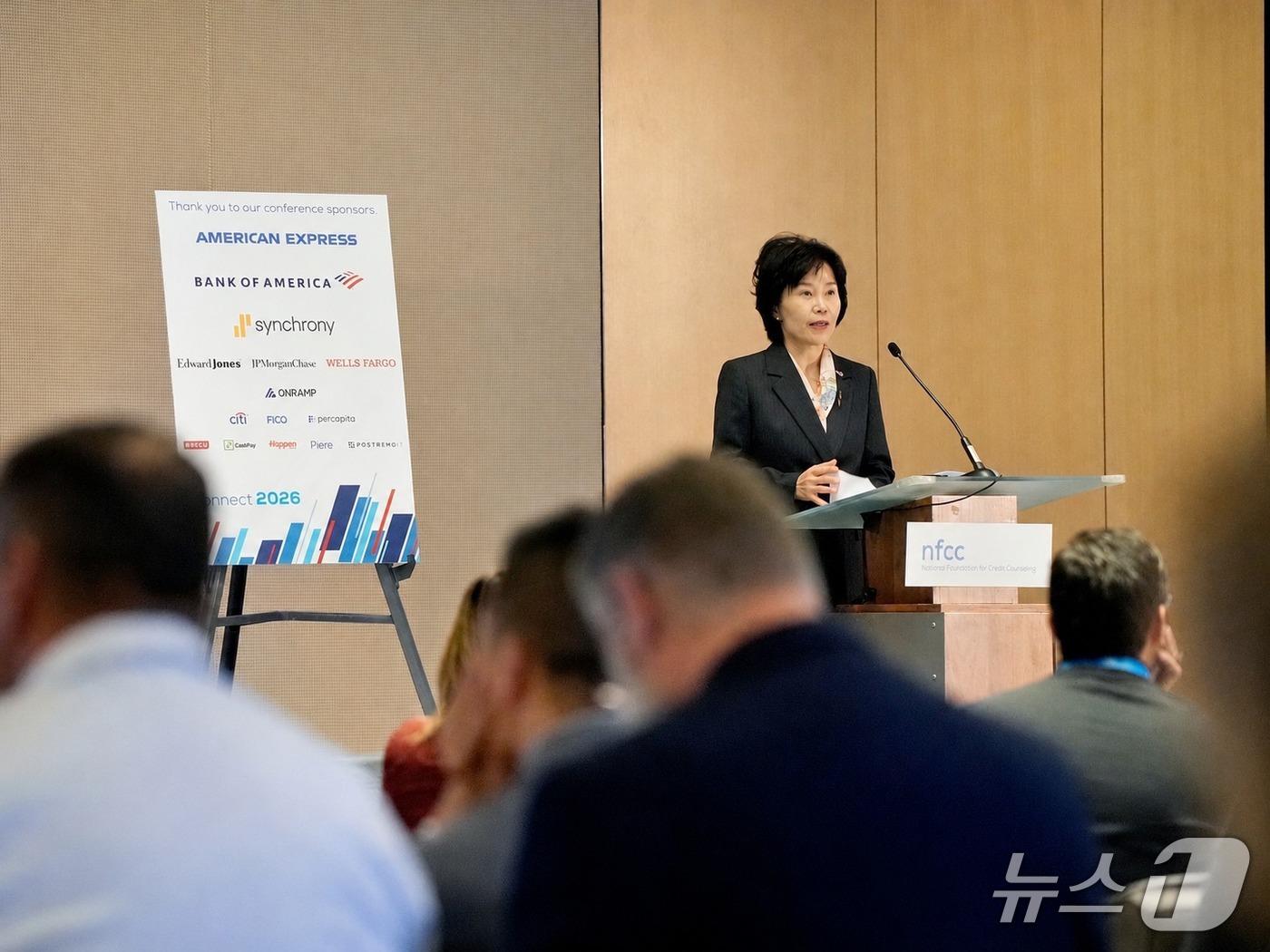 본문 이미지 - 김은경 신용회복위원회 위원장이 지난 25일 전미신용상담협회(NFCC) 컨퍼런스에서 특별 연설을 하고 있다. 2026.08.25 / 사진제공=신용회복위원회