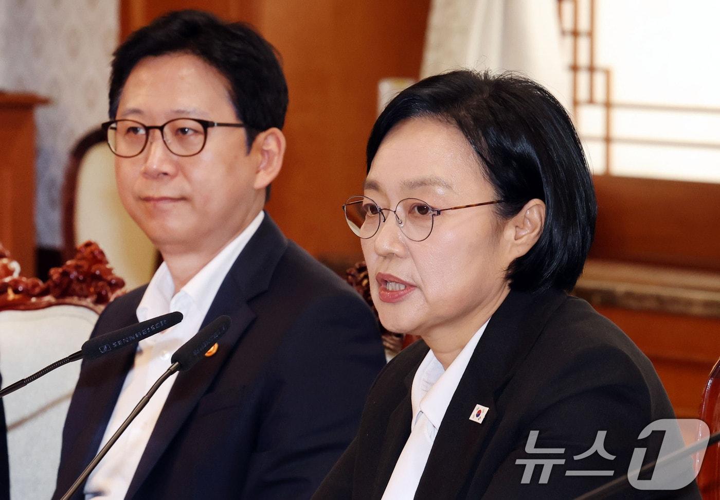 본문 이미지 - 한성숙 국무총리가 27일 서울 세종로 정부종합청사에서 데이터관계장관회의를 주재하고 있다. 이날 회의에서 AI 고가치 공공데이터 TOP100 조기 개방 추진방안에 대해 논의 했다. 왼쪽은 배경훈 과학기술정보통신부 부총리. 2026.8.27 ⓒ 뉴스1 이종덕 기자