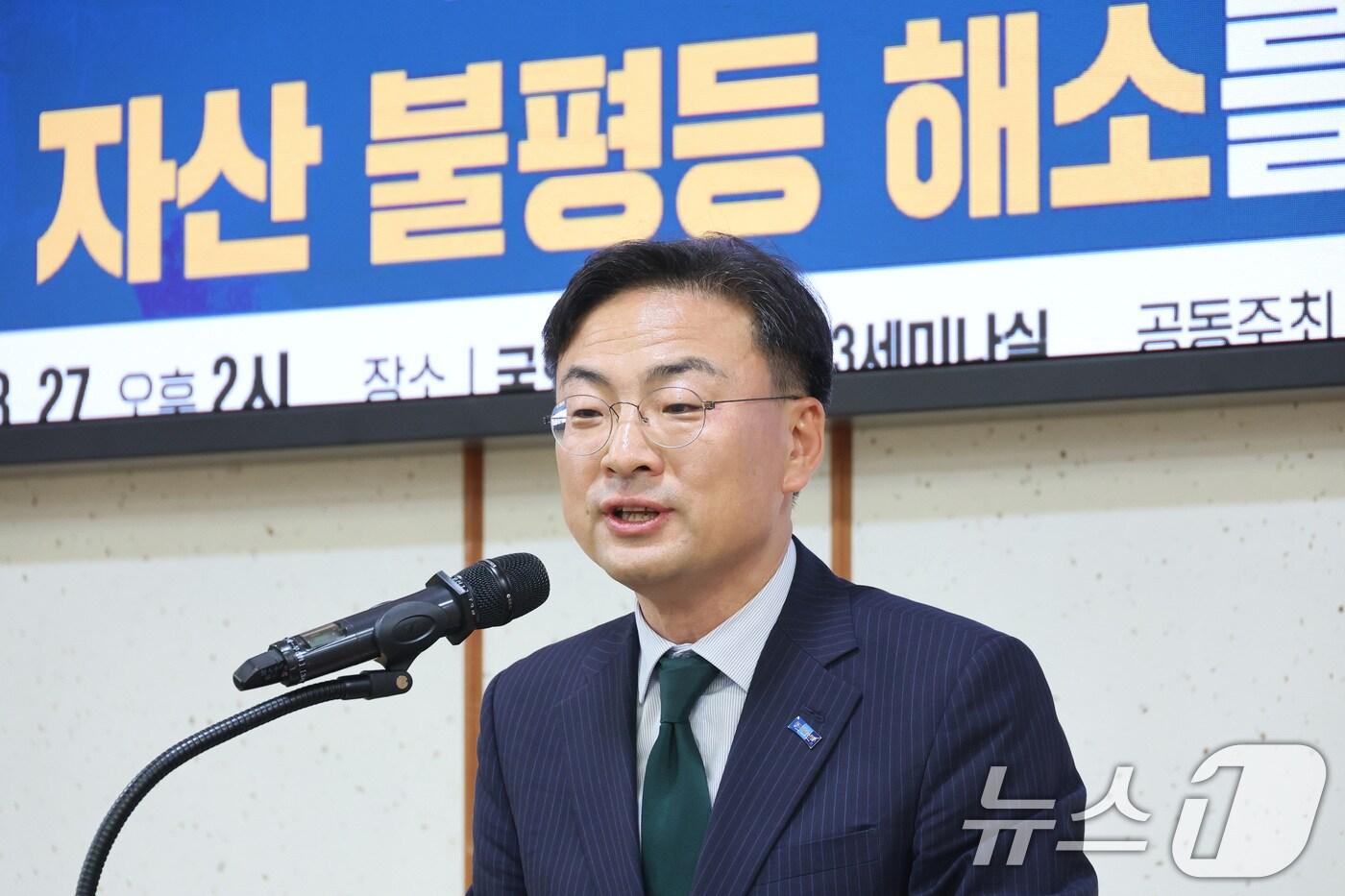 본문 이미지 - 신장식 조국혁신당 대표가 27일 서울 여의도 국회 의원회관에서 열린 ‘자산 불평등 해소를 위한 정책의 재구성’ 불평등 해법 연속토론회에서 발언하고 있다. 2026.8.27 ⓒ 뉴스1 신웅수 기자
