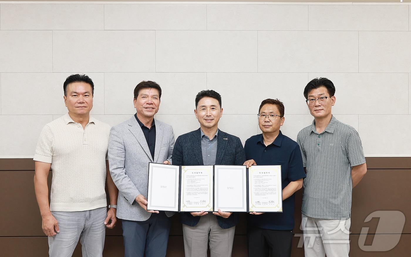 본문 이미지 - 이남오 전남 함평군수가 배방희 ㈜목우에이치텍 대표, 이병철 성원에스피 대표와 함께 281억 원 규모 빛그린국가산단 내 자동차 부품 제조공장 투자 협약식을 갖고 있다.(함평군 제공. 재배포 및 DB 금지)