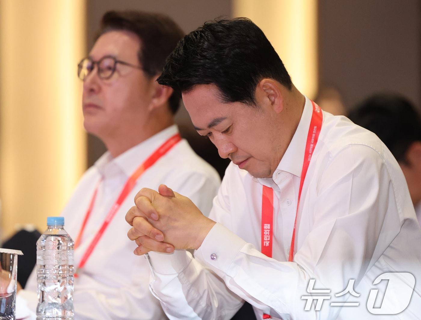 본문 이미지 - 장동혁 국민의힘 대표가 지난 8월 27일 오후 경기 고양시 일산동구 소노캄 고양에서 열린 '2026 국민의힘 국회의원 연찬회'에서 생각에 잠겨 있다. 2026.8.27 ⓒ 뉴스1 황기선 기자