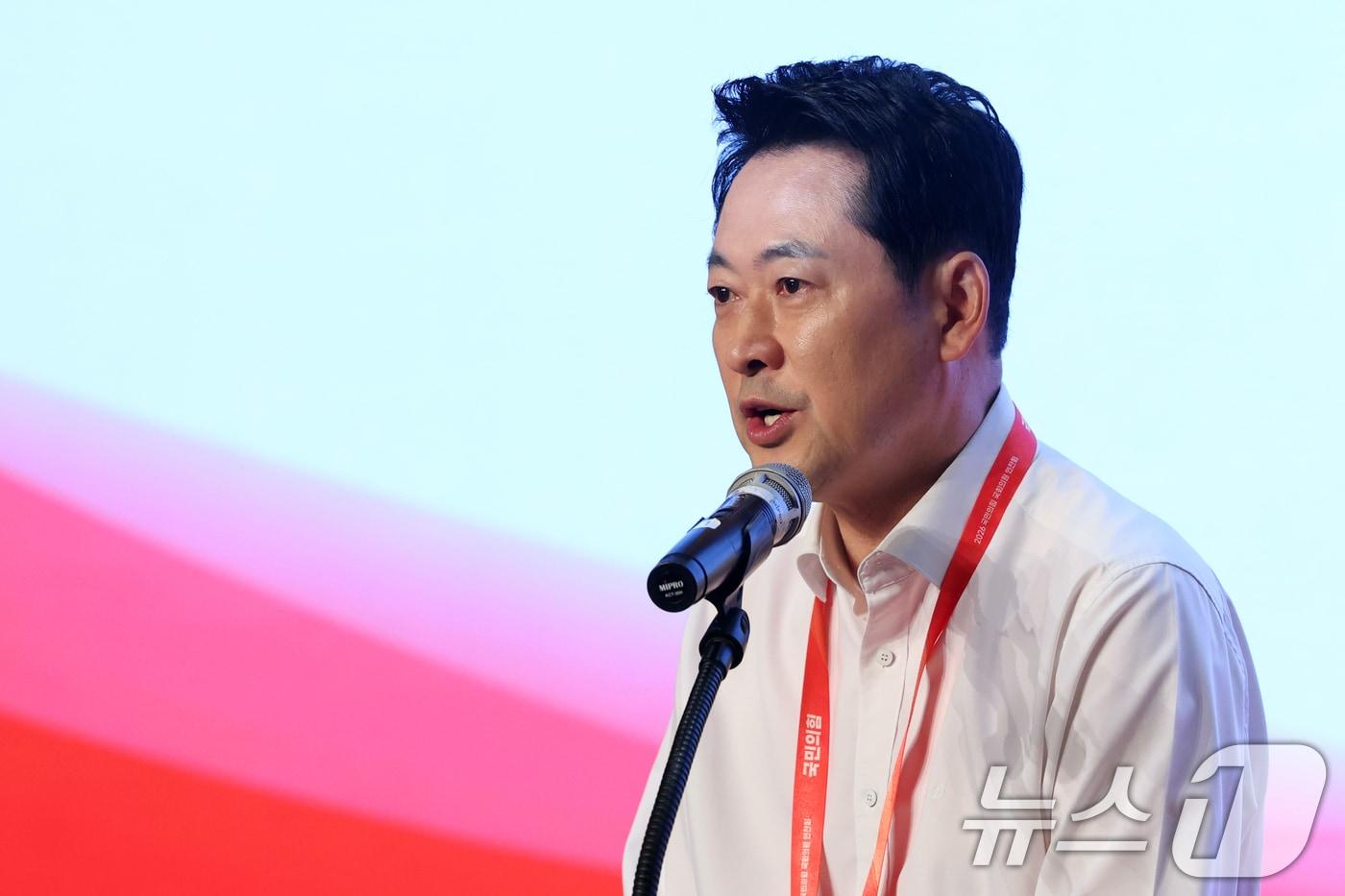본문 이미지 - 장동혁 국민의힘 대표가 27일 오후 경기 고양시 일산동구 소노캄 고양에서 열린 '2026 국민의힘 국회의원 연찬회'에서 인사말을 하고 있다. 2026.8.27 ⓒ 뉴스1 황기선 기자