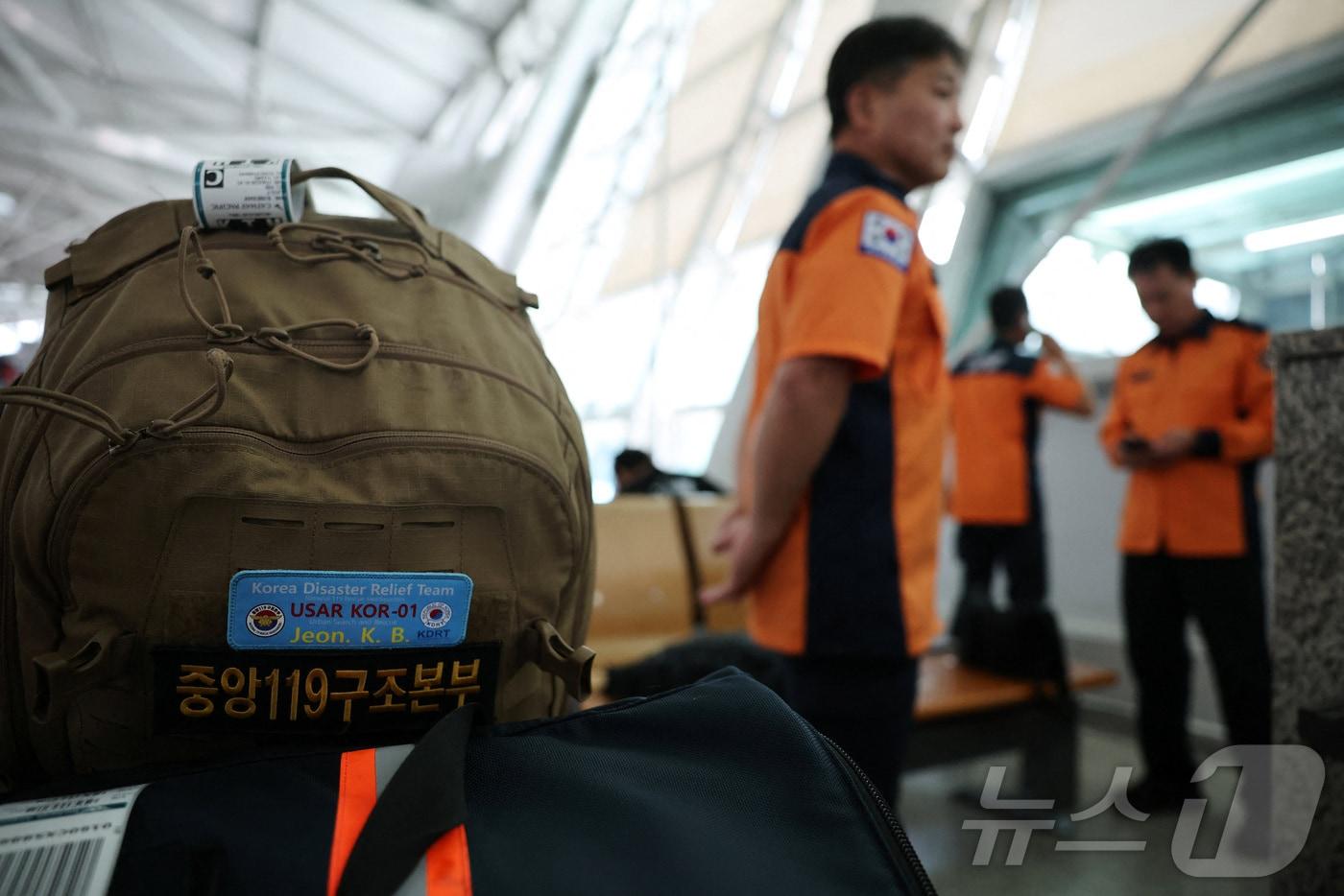 본문 이미지 - 27일 네팔로 급파된 대한민국 외교부 신속대응팀이 인천국제공항에서 탑승 수속을 기다리고 있다. 신속대응팀은 외교부와 경찰청, 소방청 소속 인원으로 구성됐으며, 현지에 도착하는 대로 네팔 당국과 협조해 연락이 끊긴 우리 국민에 대한 수색·구조 활동을 지원할 계획이다. 2026.08.27. ⓒ 로이터=뉴스1