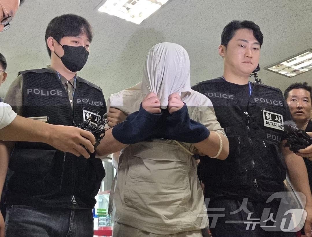 본문 이미지 - 27일 오전 중국인 유학생 여성 살인 등의 혐의를 받는 30대 중국국적 남성이 얼굴을 가린 채 구속 전 피의자 심문(영장실질심사)을 받기 위해 대구지법으로 들어오고 있다. 2026.8.27 ⓒ News1 이성덕 기자 