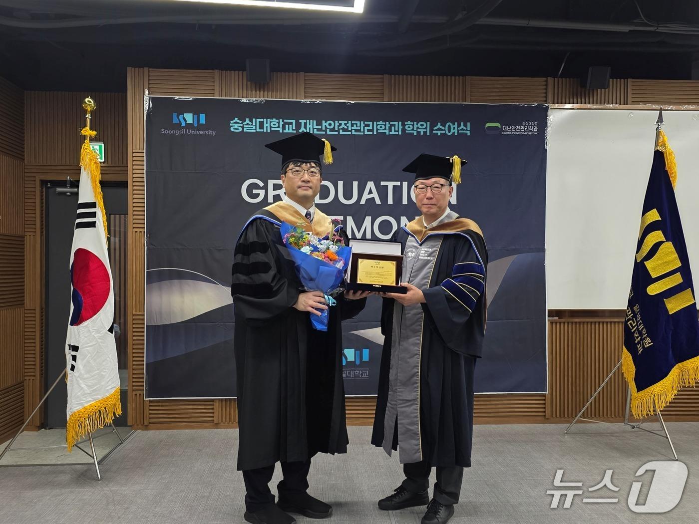 본문 이미지 - 국내 첫 재외국민보호 분야박사학위를 취득한 박준석 씨(왼쪽)와 정종수 재난안전관리학과 주임교수 (숭실대 제공)