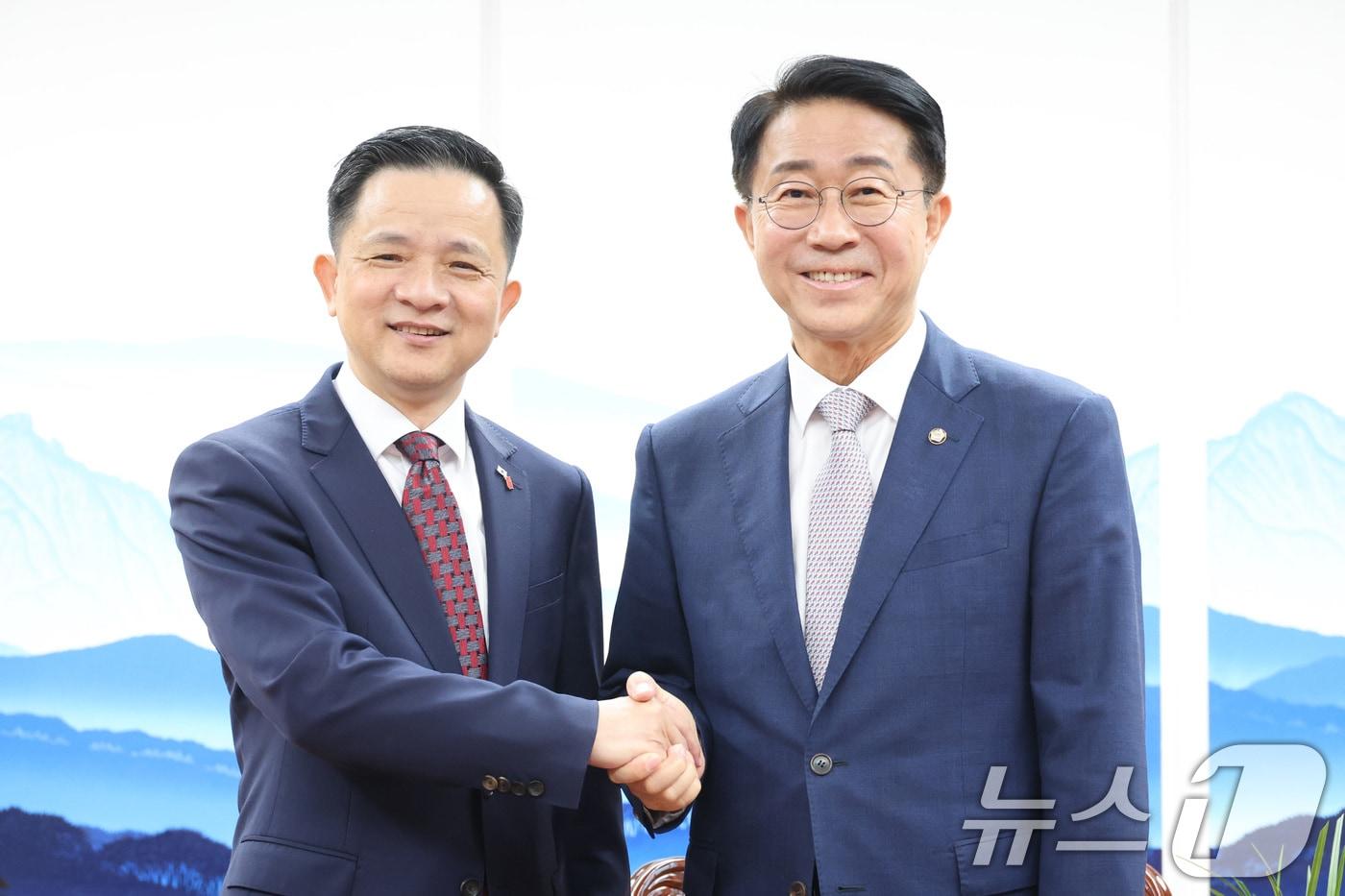 본문 이미지 - 조정식 국회의장이 27일 서울 여의도 국회를 찾은 다이빙 주한중국대사를 접견하며 악수하고 있다. 2026.8.27 ⓒ 뉴스1 신웅수 기자