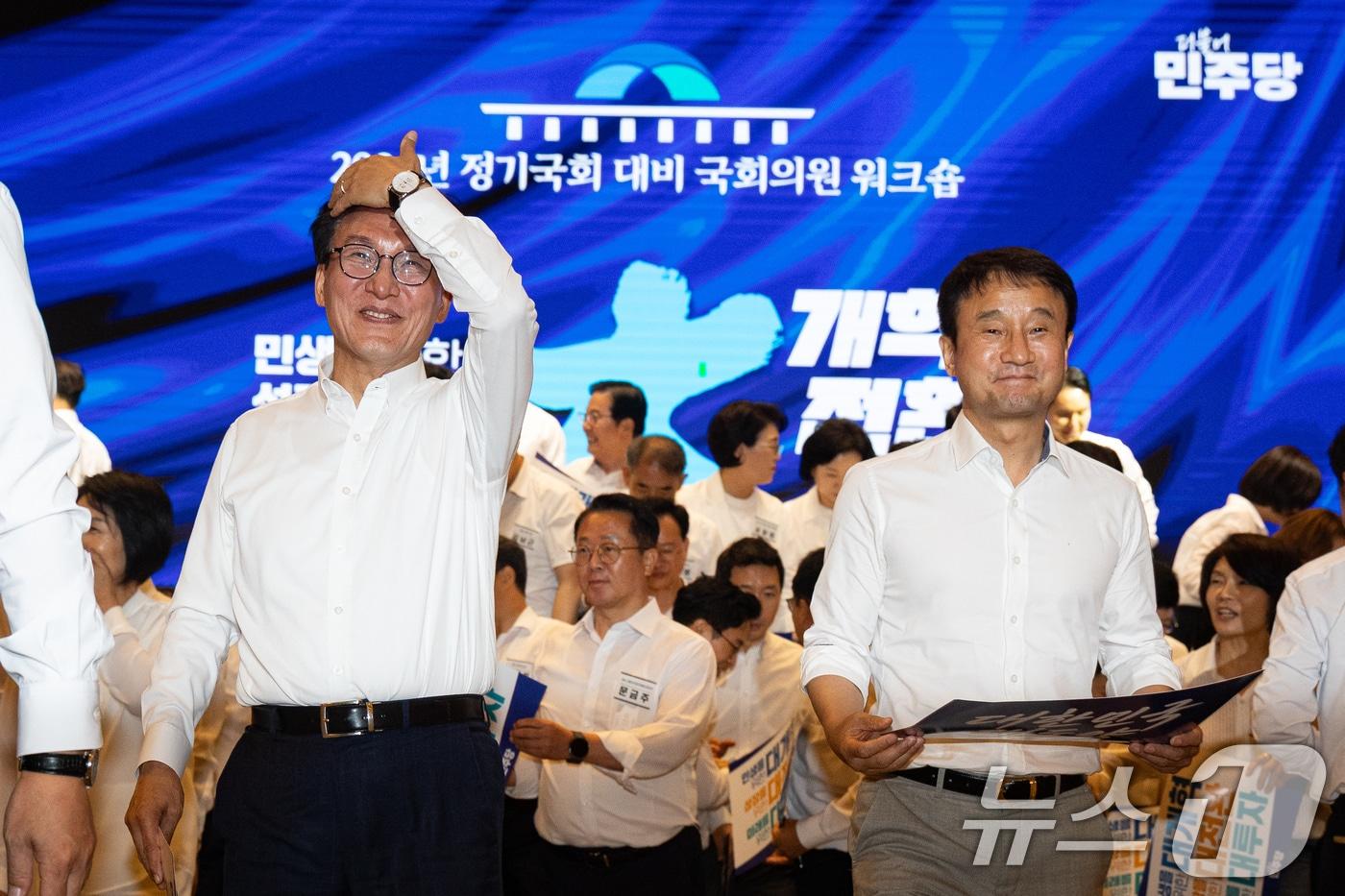 본문 이미지 - 김민석 더불어민주당 대표와 한병도 원내대표가 27일 인천 영종구 인스파이어 엔터테인먼트 리조트에서 열린 2026년 정기국회 대비 국회의원 워크숍에서 기념 촬영을 마친 후 자리로 이동하고 있다. 2026.8.27 ⓒ 뉴스1 유승관 기자
