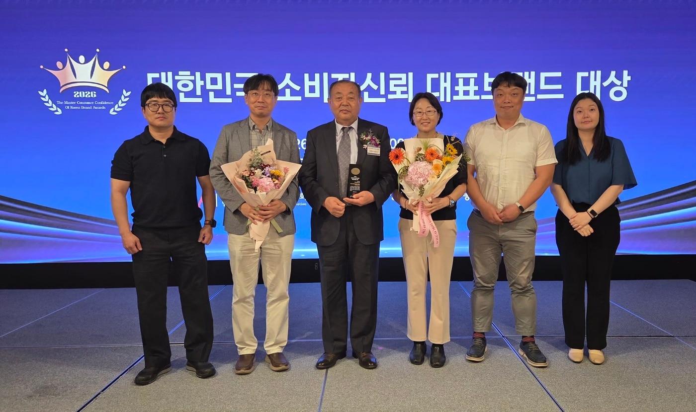 본문 이미지 - '2026 대한민국 소비자 신뢰 대표브랜드 대상' 수상 모습.(충남도 제공. 재판매 및 DB금지)/뉴스1 
