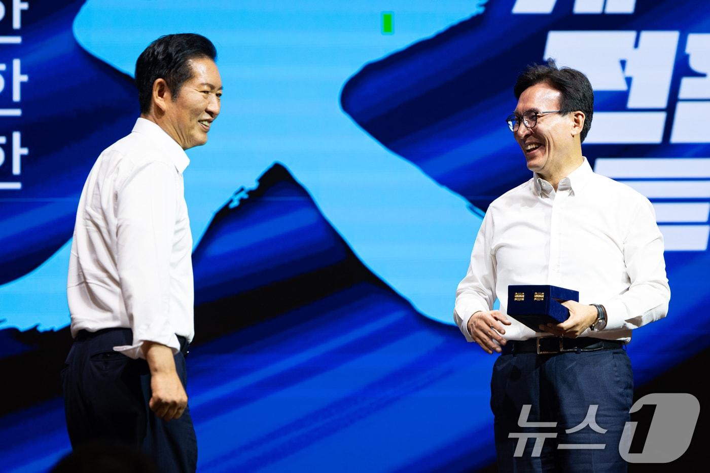 본문 이미지 - 김민석 더불어민주당 대표가 27일 인천 영종구 인스파이어 엔터테인먼트 리조트에서 열린 2026년 정기국회 대비 국회의원 워크숍에서 정청래 전 대표를 바라보고 있다. 2026.8.27 ⓒ 뉴스1 유승관 기자