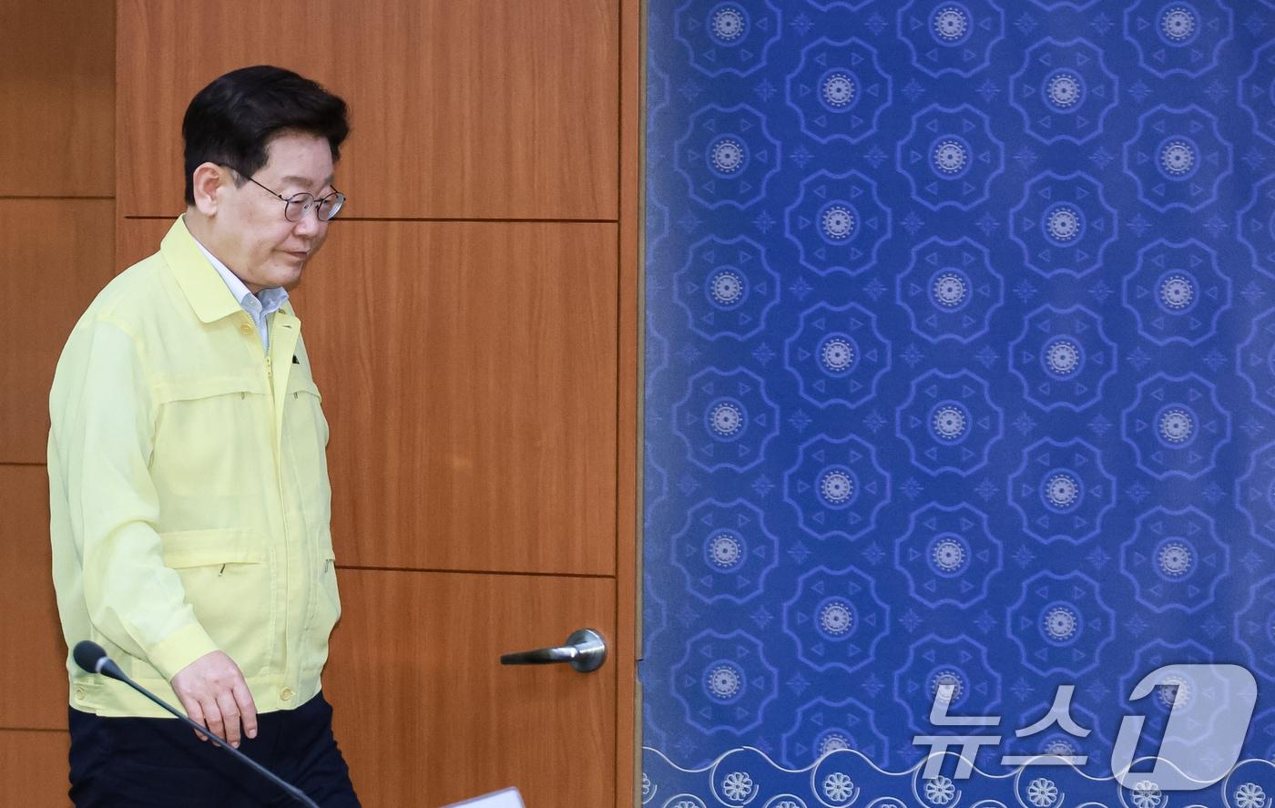본문 이미지 - 이재명 대통령이 지난 27일 서울 종로구 외교부 청사에서 열린 네팔 홍수 대응 긴급회의에 입장하고 있다. (청와대통신사진기자단) 2026.8.27 ⓒ 뉴스1 이재명 기자