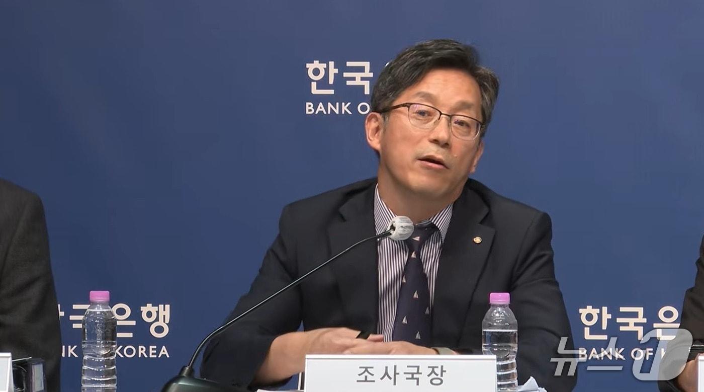 본문 이미지 - 이동렬 한국은행 조사국장이 경제전망 설명회에서 답변하고 있다.2026.08.27/뉴스1 ⓒ News1 이강 기자