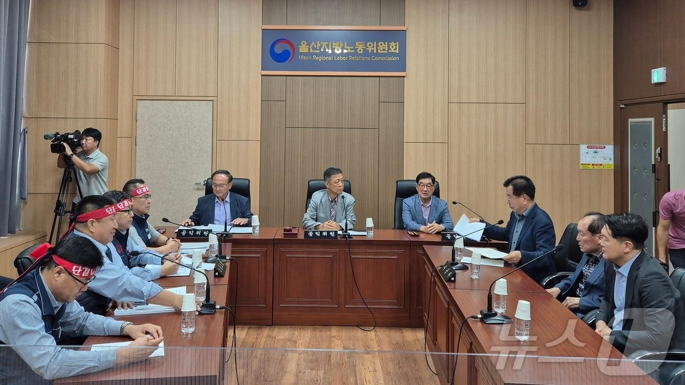 본문 이미지 - 27일 오후 울산지방노동위원회 중재로 열린 3차 조정 회의에서 울산 시내버스 노사가 마주 앉아 있다. 2026.8.27 ⓒ 뉴스1 박정현 기자
