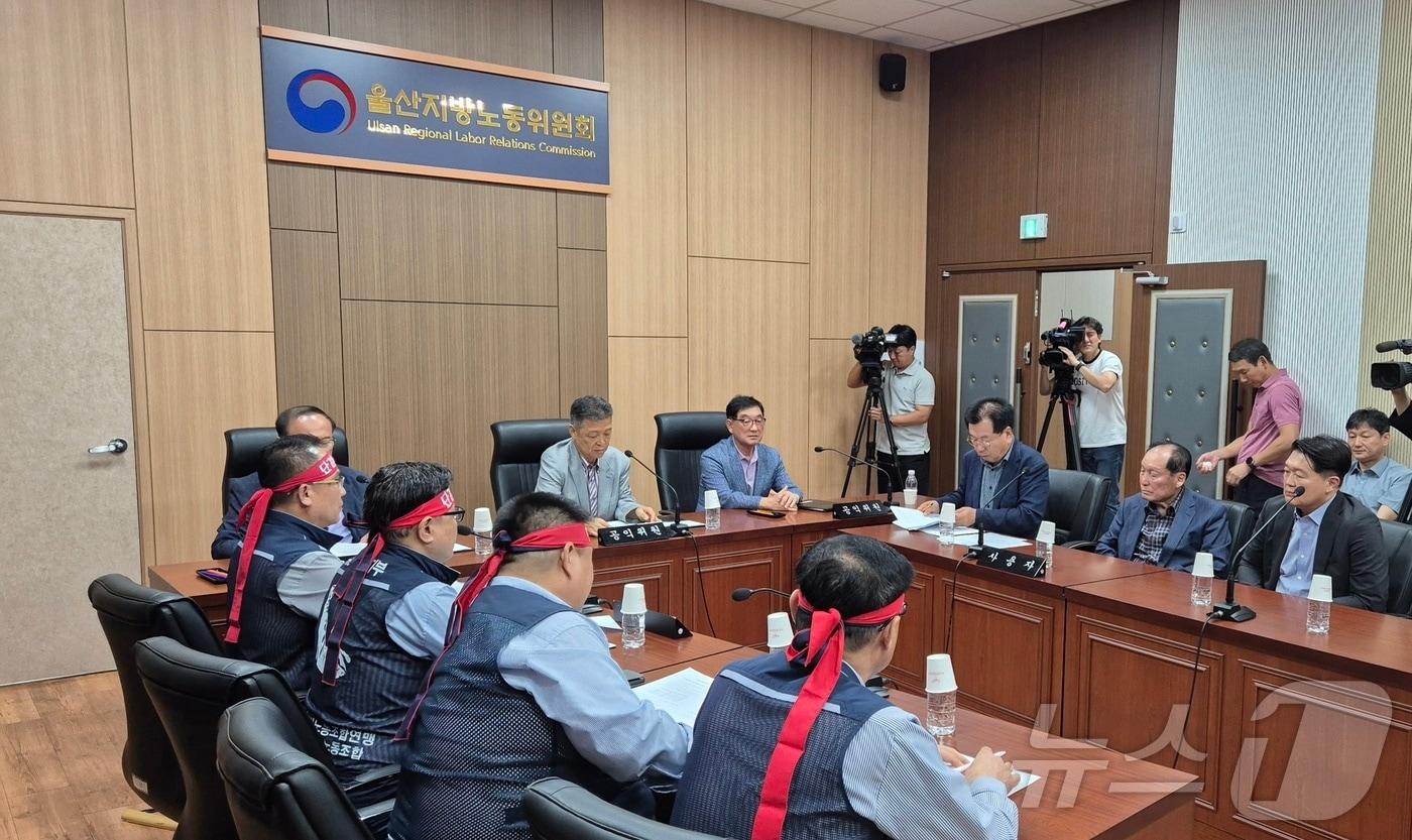 본문 이미지 - 27일 오후 울산지방노동위원회 중재로 열린 3차 조정 회의에서 울산 시내버스 노사가 마주 앉아 있다. 2026.8.27 ⓒ 뉴스1 박정현 기자