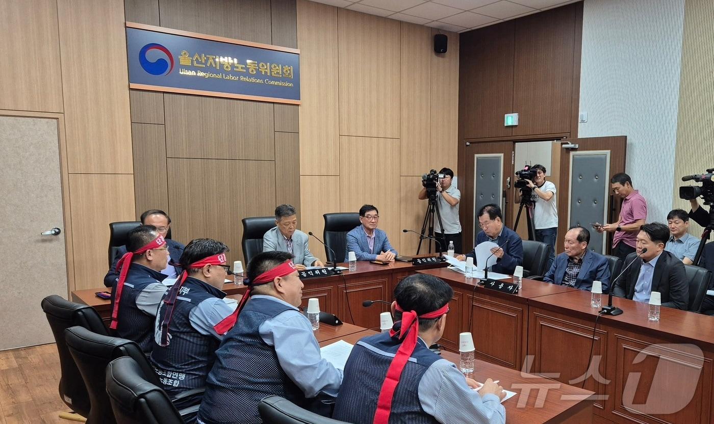 본문 이미지 - 27일 오후 울산지방노동위원회 중재로 열린 3차 조정 회의에서 울산 시내버스 노사가 마주 앉아 있다. 2026.8.27 ⓒ 뉴스1 박정현 기자