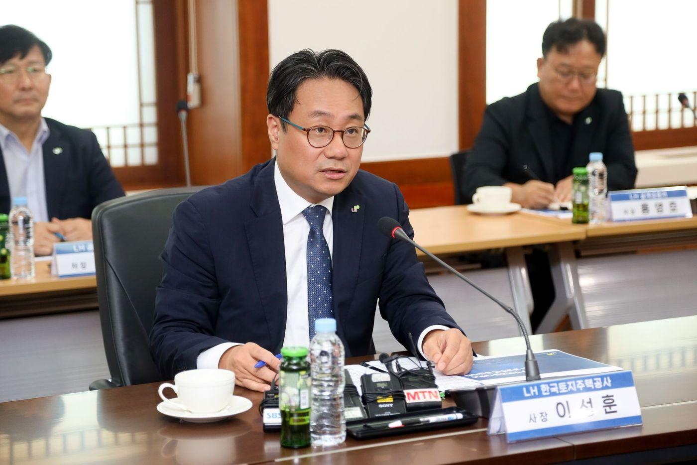 본문 이미지 - 이성훈 LH 사장이 27일 열린 주택·건설 관련 협회와의 간담회에서 발언하고 있다.(LH 제공) / 뉴스1 ⓒ News1