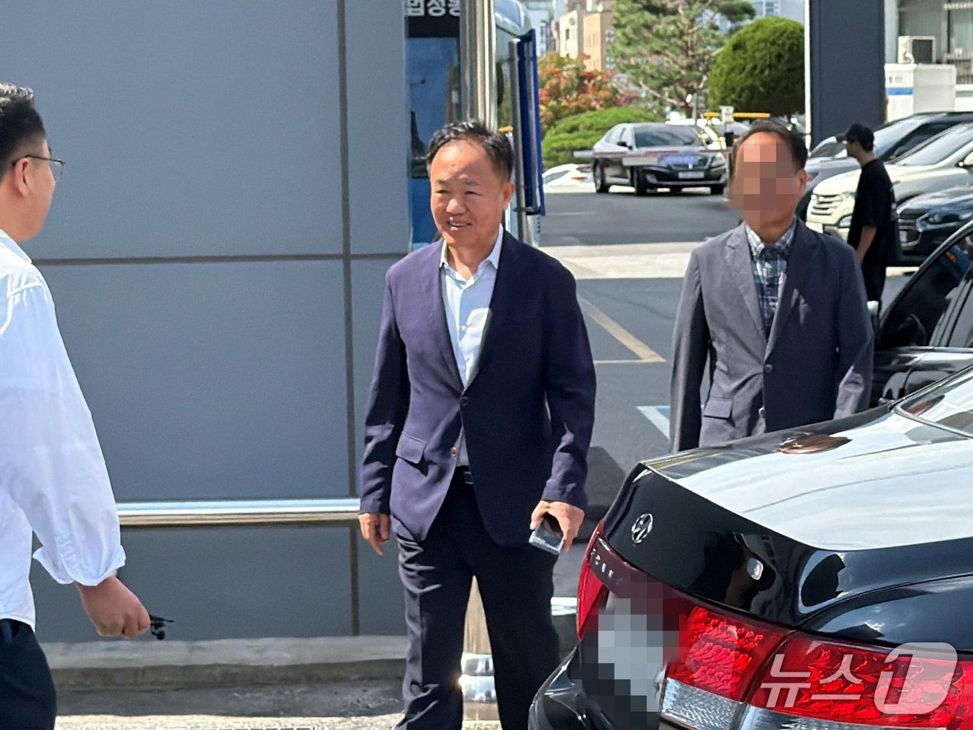 본문 이미지 - 이재수 전 춘천시장이 27일 부정청탁 및 금품 등 수수의 금지에 관한 법률 위반 혐의 사건 2차 공판에 출석하기 위해 법정으로 향하고 있다. 2026.8.27 한귀섭 기자