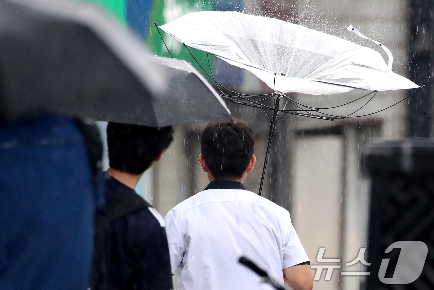 본문 이미지 - 27일 오후 대구 수성구 달구벌대로 담티고개 인근에 천둥번개를 동반한 비가 내리자 하굣길 한 학생이 뒤집힌 우산으로 비를 피하며 발걸음을 재촉하고 있다. 2026.8.27 ⓒ 뉴스1 공정식 기자