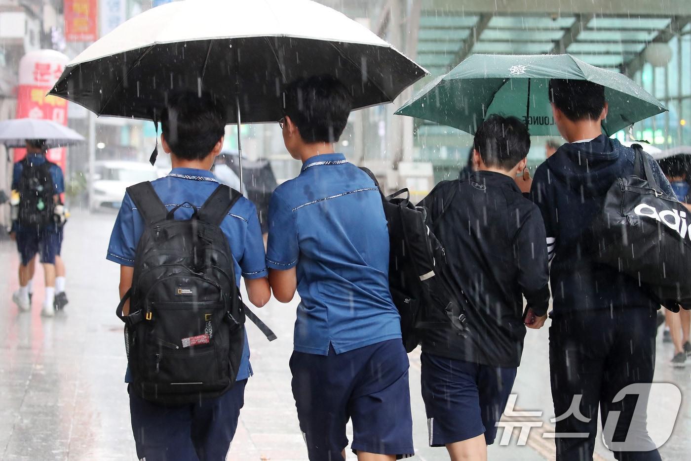 본문 이미지 - 대구 수성구 달구벌대로 담티고개 인근에 서 하굣길 학생들이 우산으로 비를 피하며 발걸음을 재촉하고 있다. 2026.8.27 ⓒ 뉴스1 공정식 기자