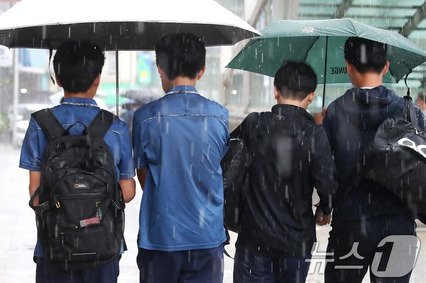 본문 이미지 - 27일 오후 대구 수성구 달구벌대로 담티고개 인근에 천둥번개를 동반한 소나기가 내리자 하굣길 학생들이 우산으로 비를 피하며 발걸음을 재촉하고 있다. 2026.8.27 ⓒ 뉴스1 공정식 기자