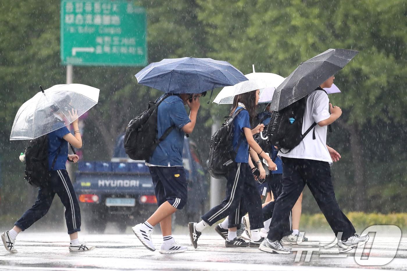 본문 이미지 - 27일 오후 대구 수성구 달구벌대로 담티고개 인근에 천둥번개를 동반한 비가 내리자 하굣길 학생들이 발걸음을 재촉하고 있다. 2026.8.27 ⓒ 뉴스1 공정식 기자