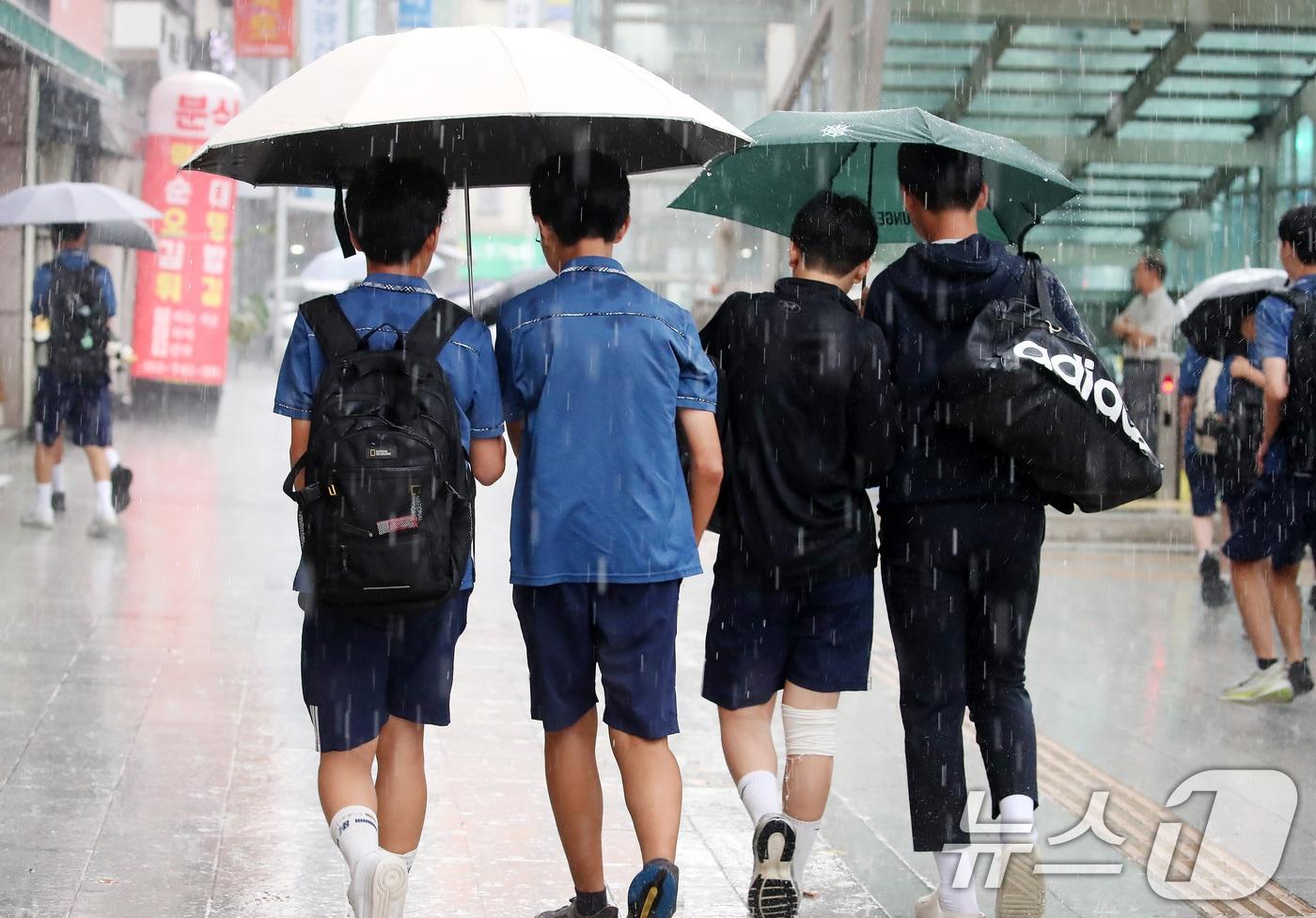 본문 이미지 - 27일 오후 대구 수성구 달구벌대로 담티고개 인근에 천둥번개를 동반한 비가 내리자 하굣길 학생들이 우산으로 비를 피하며 발걸음을 재촉하고 있다. 2026.8.27 ⓒ 뉴스1 공정식 기자