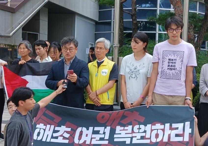 본문 이미지 - 27일 서울행정법원 앞에서 열린 해초(본명 김아현) 선고기일 기자회견. (팔레스타인 해방을 위한 항해 한국본부 제공)