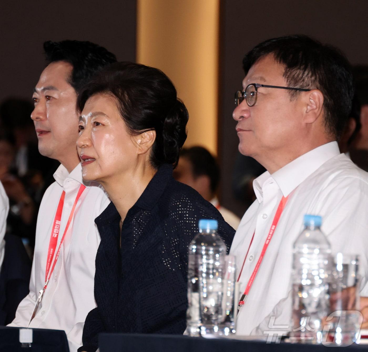 본문 이미지 - 박근혜 전 대통령이 27일 오후 경기 고양시 일산동구 소노캄 고양에서 열린 '2026 국민의힘 국회의원 연찬회'에 장동혁 대표, 정점식 원내대표와 함께 자리하고 있다. (공동취재) 2026.8.27 ⓒ 뉴스1 황기선 기자