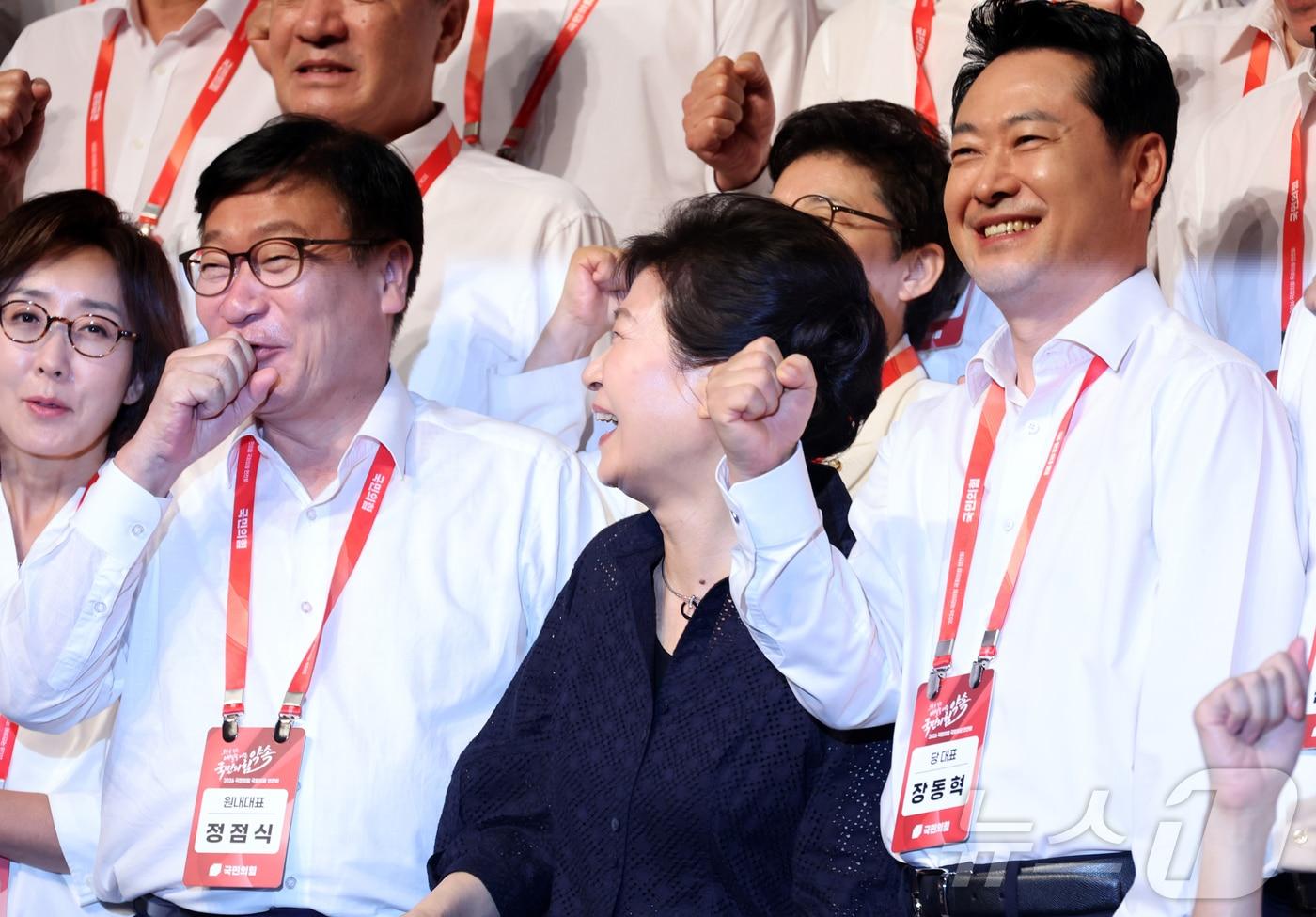 본문 이미지 - 박근혜 전 대통령이 27일 경기도 고양시 장항동 소노캄 고양에서 열린 2026 국민의힘 국회의원 연찬회에서 장동혁 대표, 정점식 원내대표를 비롯한 참석 의원들과 기념 촬영을 하고 있다. (공동취재) 2026.8.27 ⓒ 뉴스1 황기선 기자