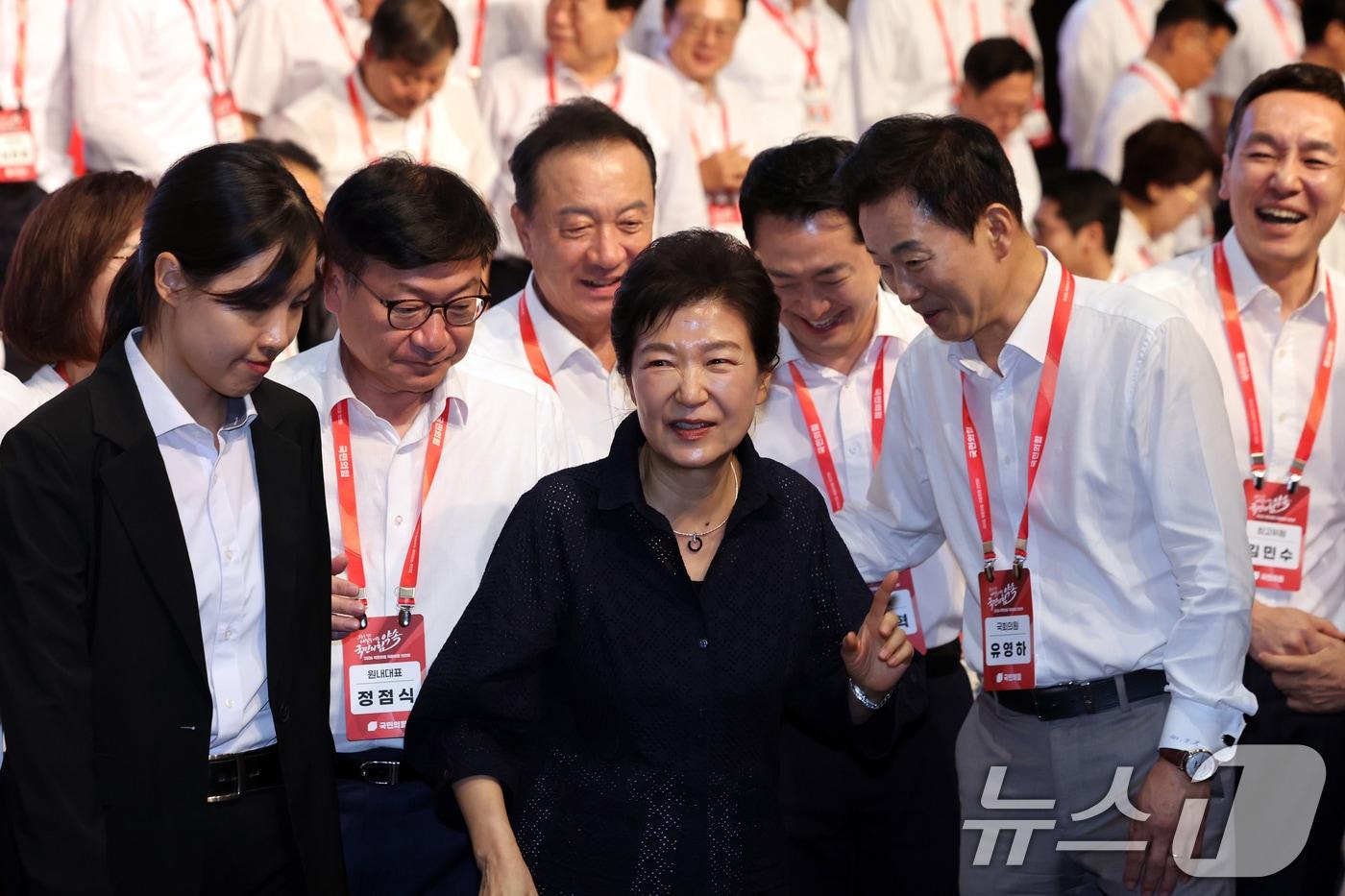 본문 이미지 - 박근혜 전 대통령이 27일 오후 경기 고양시 일산동구 소노캄 고양에서 열린 '2026 국민의힘 국회의원 연찬회'에서 기념촬영을 마치고 연찬회장을 나서고 있다. 2026.8.27 ⓒ 뉴스1 황기선 기자