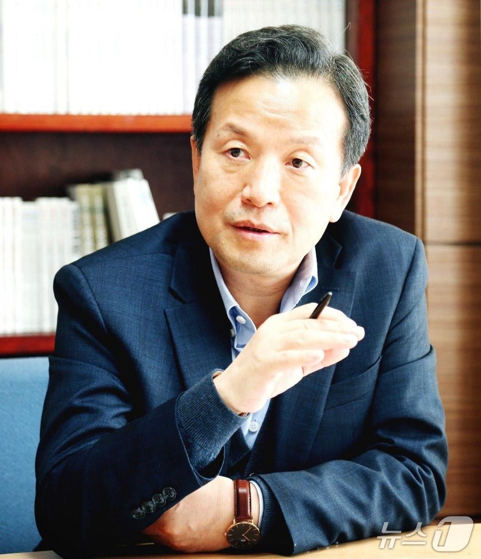 본문 이미지 - 동국대학교 언론동문회가 제정한 '제1회 만해언론인상' 대상에 김종필 내일신문 편집국장(이사·동국대 특임교수)을 선정했다.