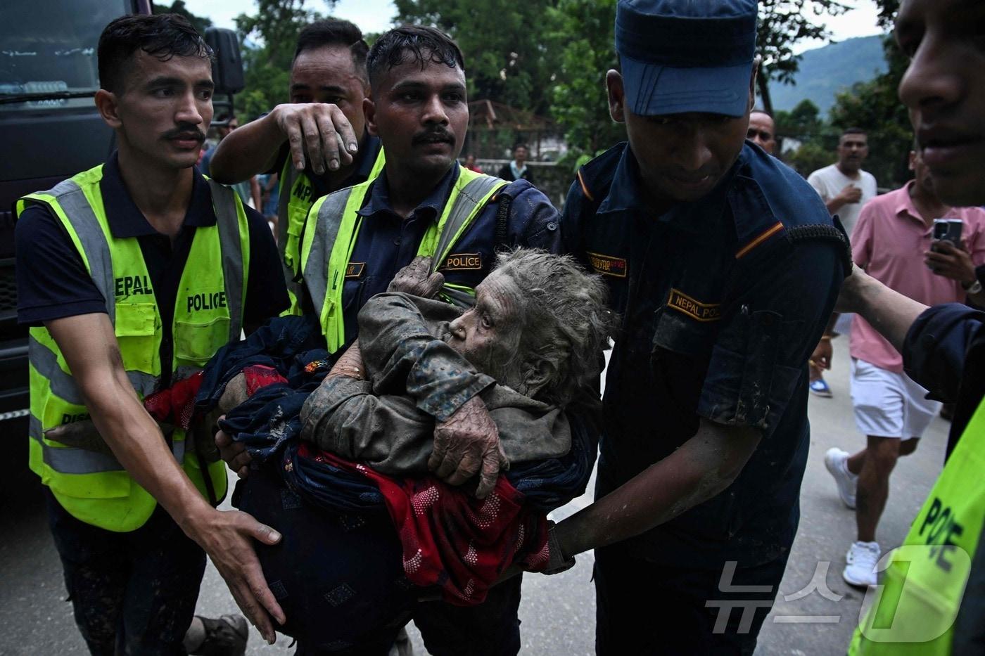 본문 이미지 - 네팔 홍수 피해 지역 구조 작업. 2026.08.26 ⓒ AFP=뉴스1
