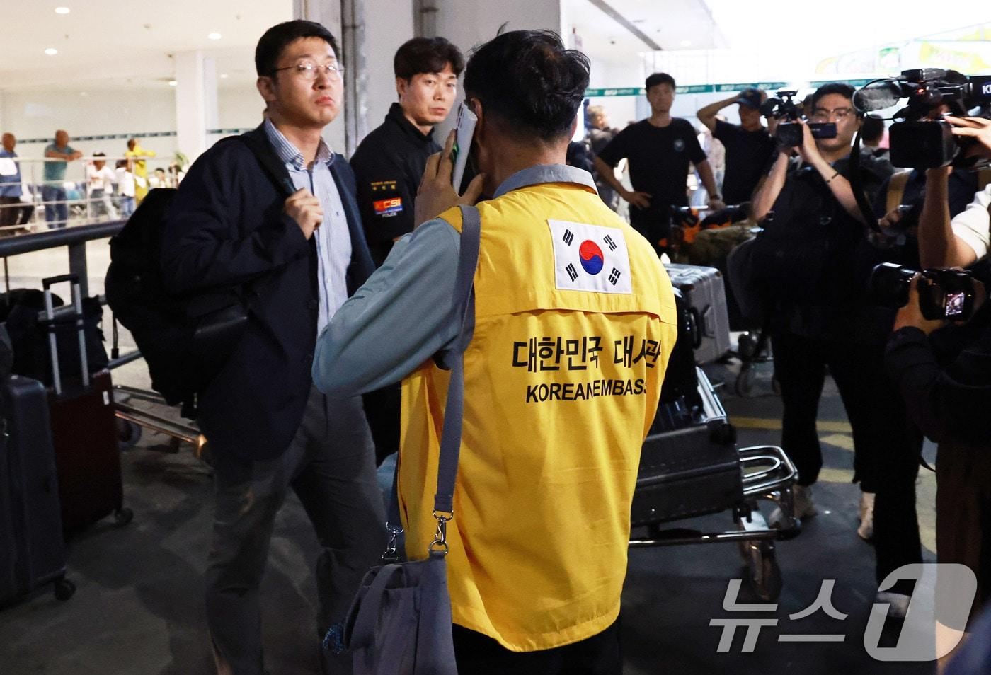 본문 이미지 - 임상우 외교부 재외국민보호·영사담당 정부대표를 단장으로 한 합동신속대응팀이 27일 오후(현지시간) 네팔 카트만두 트리부반 국제공항에 도착, 공항에 마중나온 대사관 직원이 인원들을 인솔하고 있다. 2026.8.28 ⓒ 뉴스1 구윤성 기자