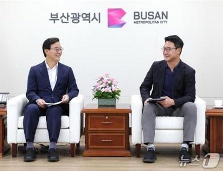 본문 이미지 - 전재수 부산시장과 이형섭 낙동강유역환경청장이 부산시청 의전실에서 대화를 나누고 있다.(부산시 제공. 재판매 및 DB금지)
