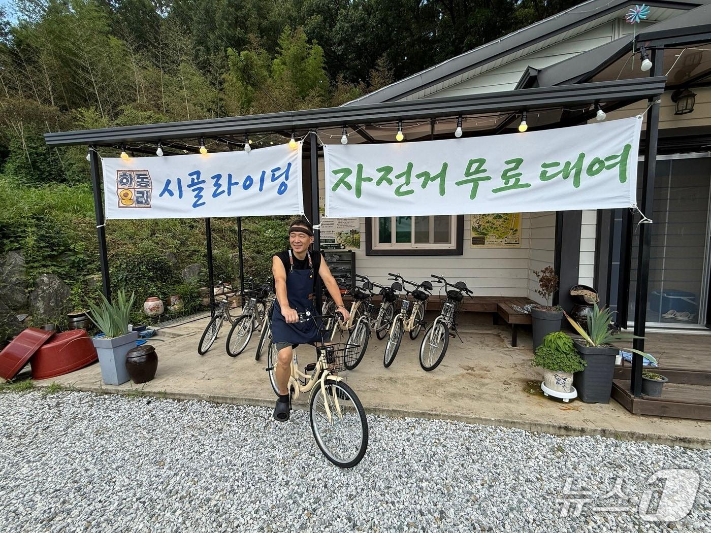 본문 이미지 - 옥천군 군서면 하동리에 개업한 오리 전문식당을 찾으면 무료로 자전거를 이용해 동네 한바퀴를 탐방할 수 있다.(옥천군 제공. 재판매 및 DB금지)/뉴스1