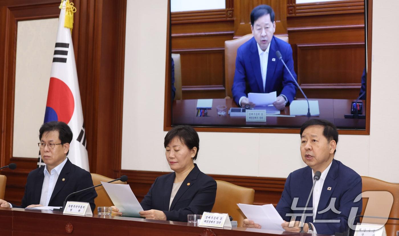 본문 이미지 - 구윤철 부총리 겸 재정경제부 장관이 28일 오전 서울 종로구 세종대로 정부서울청사에서 열린 비상경제본부 희의 겸 경제관계장관회의 겸 민생물가 특별관리 관계장관 TF에서 모두 발언을 하고 있다. 2026.8.28 ⓒ 뉴스1 김명섭 기자