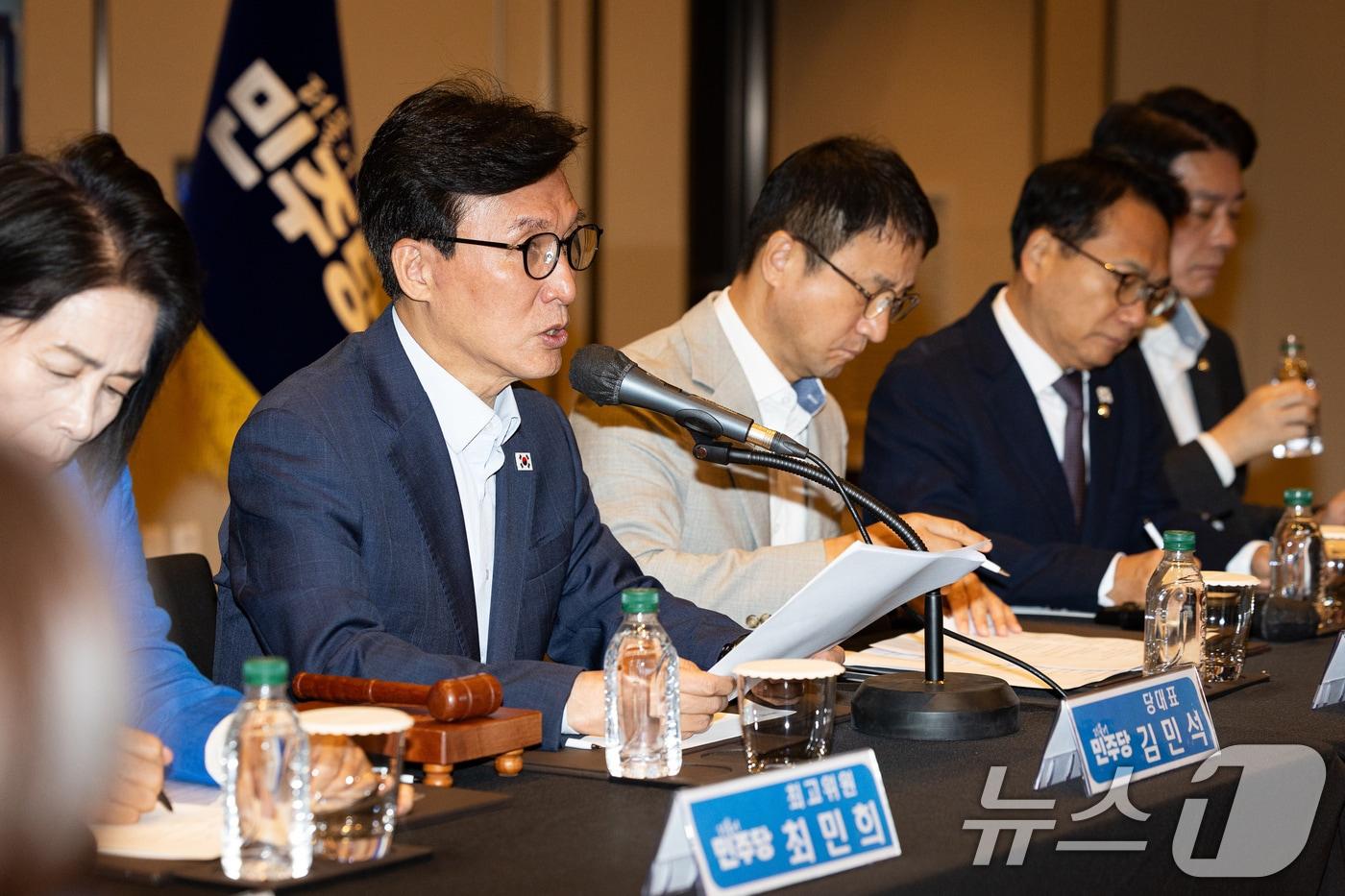 본문 이미지 - 김민석 더불어민주당 대표가 28일 인천 영종구 인스파이어 엔터테인먼트 리조트에서 열린 최고위원회의에서 발언하고 있다. 2026.8.28 ⓒ 뉴스1 유승관 기자