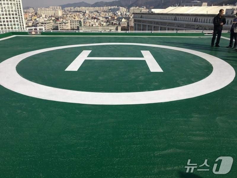 본문 이미지 - 소방당국이 소방헬기 이착륙 지점을 점검하고 있다.(사진=전남광주통합특별시 제공. 재판매 및 DB 금지.)